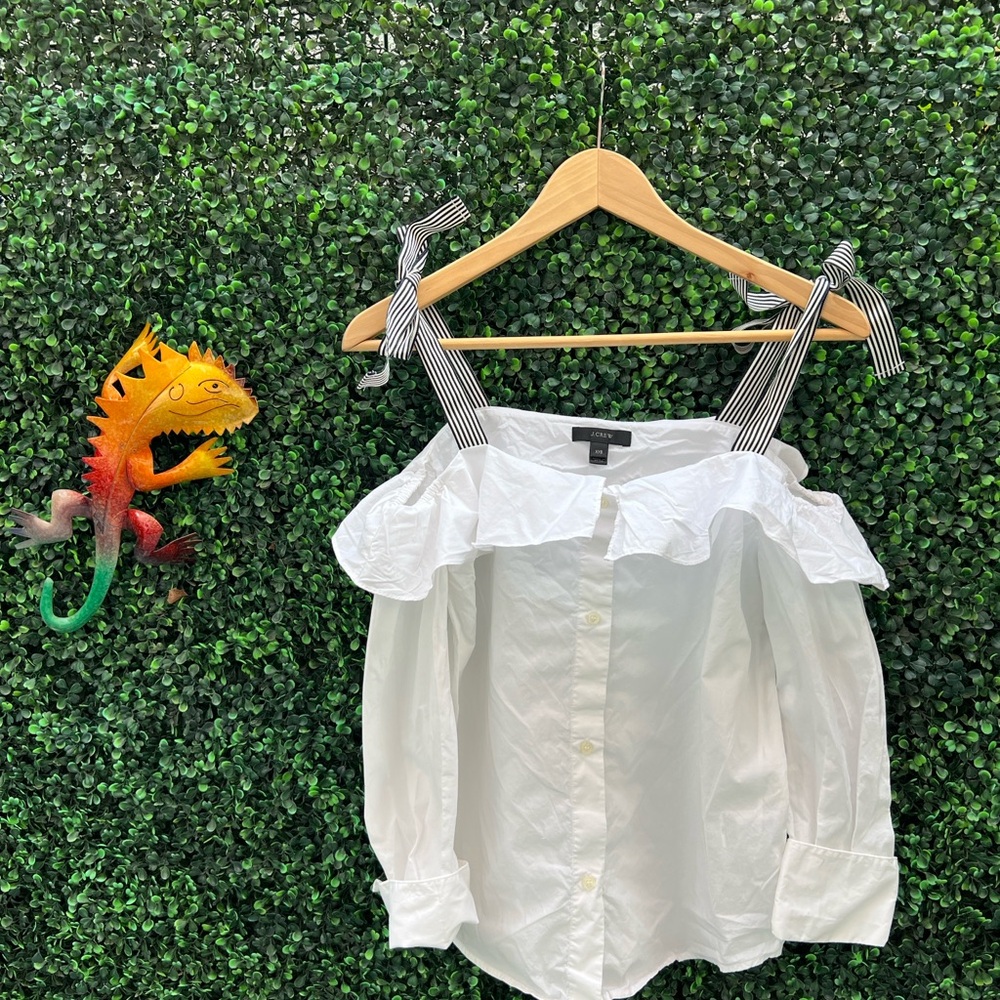 Showcase your playful side with this adorable off-the-shoulder top!